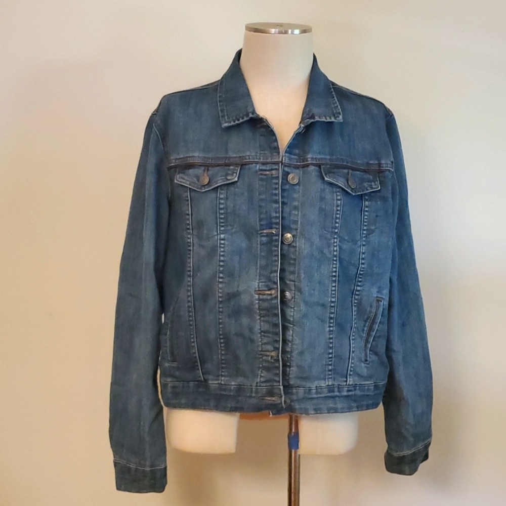 Relativity jean jacket with brown piping accents